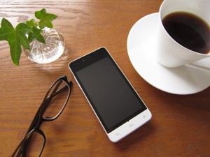 スマホとコーヒ_m
