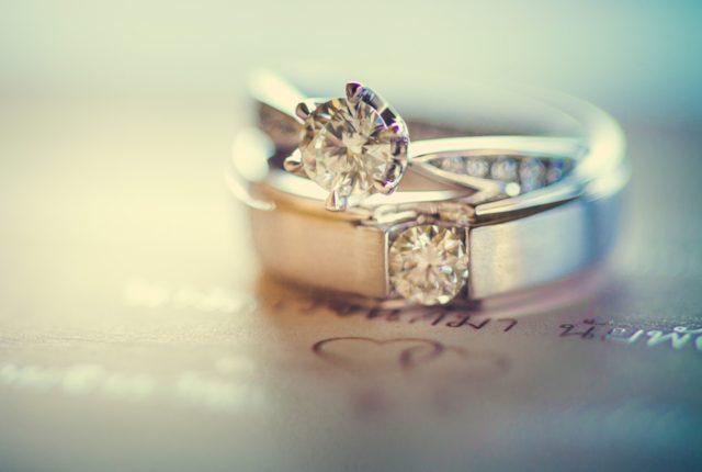 【相場は30万】決め手はカラットだけじゃない！婚約指輪に見る愛の形
