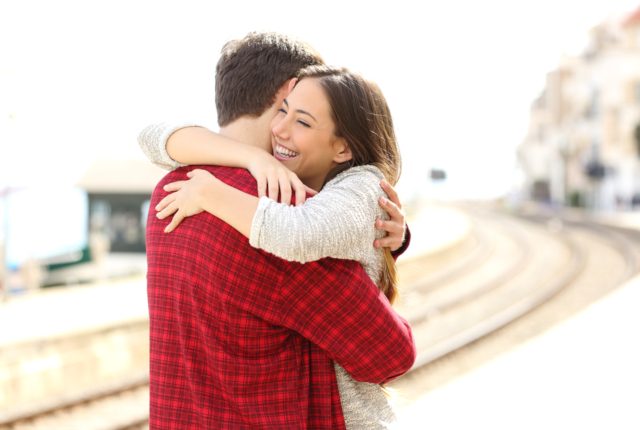 セックスレスも回避？結婚生活で大切な愛情表現は「抱きしめること」