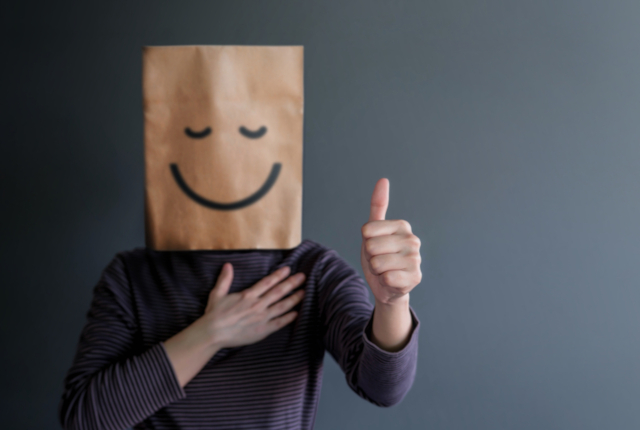 チェック6　容姿を褒めてくる