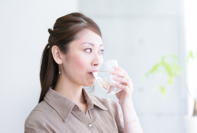 【心理テスト】炭酸水の飲み方から分かる女性の恋愛に対する積極度