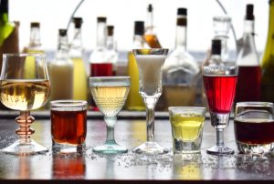 リキュールを選ぶ女性