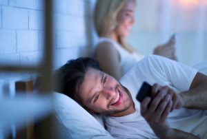 いざとなったらなりすます!?　SNSで彼の浮気の証拠を見つける方法