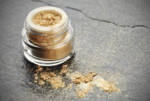 ゴールドカラーを使った開運メイクのポイント