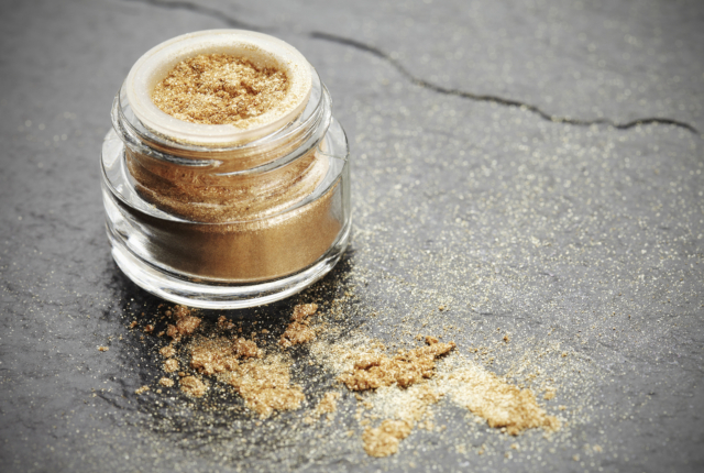 ゴールドカラーを使った開運メイクのポイント