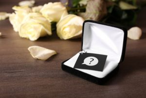 男女が結婚をためらう理由と既婚者が結婚を考えたタイミング