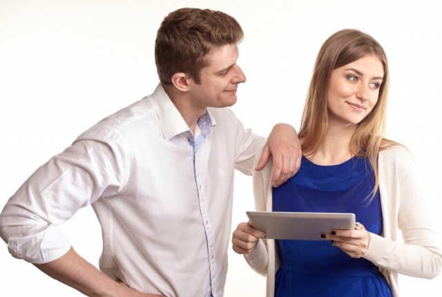 見つめた後に、目を逸らす